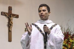 El Padre Feiser Muoz, vicario parroquial en Christ the King Mission, comparte algunas observaciones finales. El Padre Muoz desempe un papel importante en ayudar a trasladar la misin a su nueva sede en Buford Highway, detrs de Northeast Plaza. Foto de Michael Alexander