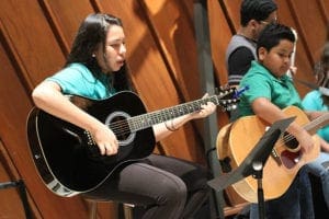 Stephanie Iniguez, 13 y Julio Bello, 10, tocan las guitarras. Stephanie y Julio aprendieron a tocar la guitarra a los nueve años. Foto por Michael Alexander