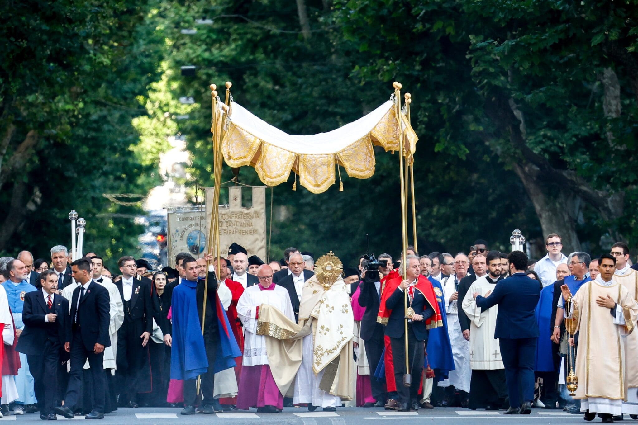 Corpus Christi procession is not sign of pride but invitation, pope says -  Georgia Bulletin - Georgia Bulletin